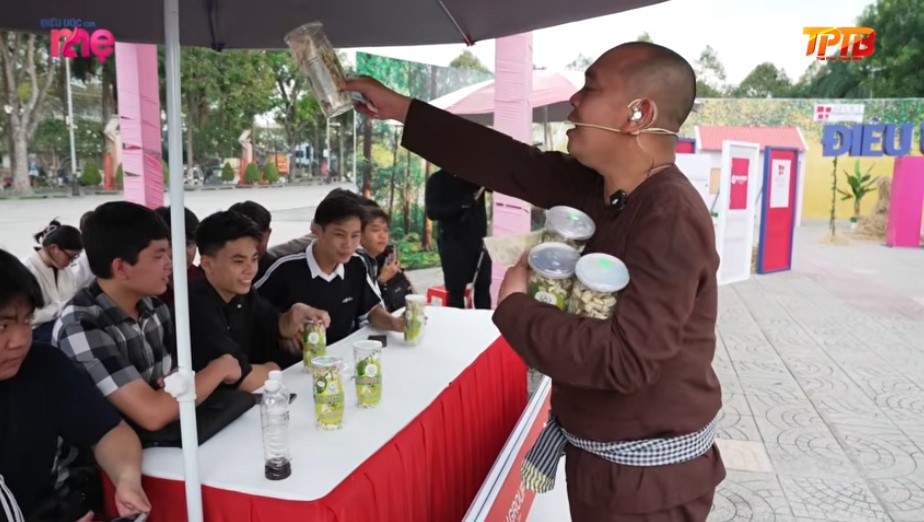 Người kết nối Thái Phan Thanh Bình cũng xông pha tham gia vòng chơi bán vỏ bưởi sấy để mang về phần thưởng lớn cho hai gia đình