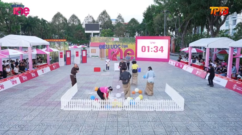 Các khách mời và hai đại diện nhà tài trợ Seoul Center và Seoul Academy đã nỗ lực hết mình để vượt qua vòng chơi thách đấu