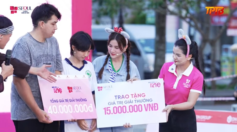 Gia đình Gia Bảo vui mừng khi nhận được số tiền thưởng lớn sau chương trình