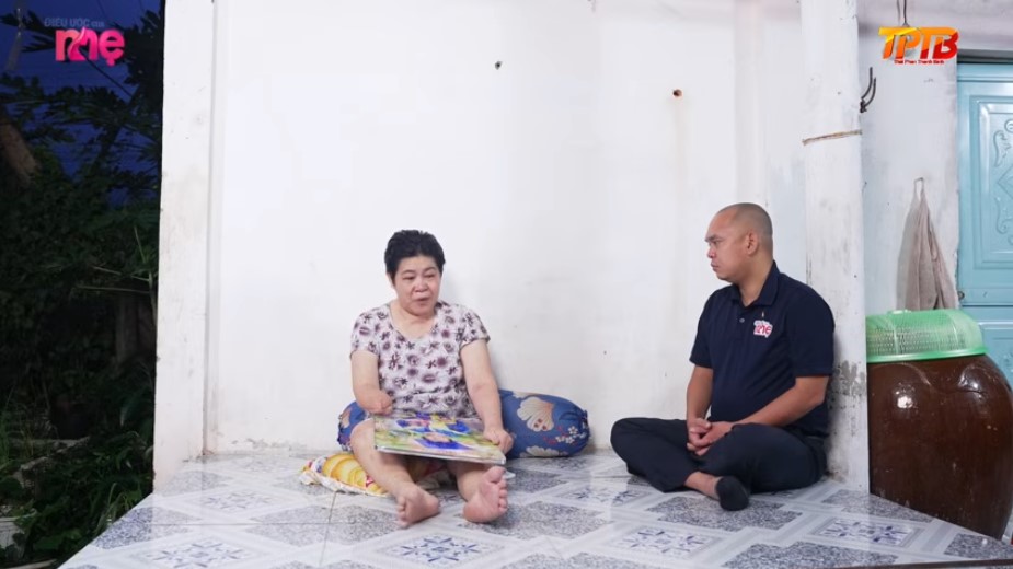 Dì Thu bị tai nạn giao thông, mất đi khả năng lao động, mọi gánh nặng đổ dồn lên vai người cháu là Gia Bảo khiến bà xót xa, tội nghiệp cháu