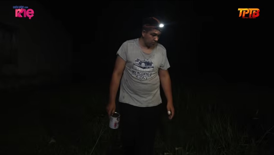 Gia Bảo hàng ngày phải đi bắt cá, bắt cua để cải thiện bữa ăn gia đình