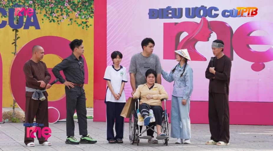 Diễn viên Kha Ly khóc nức nở, an ủi và động viên gia đình Gia Bảo sau khi biết được hoàn cảnh gia đình em