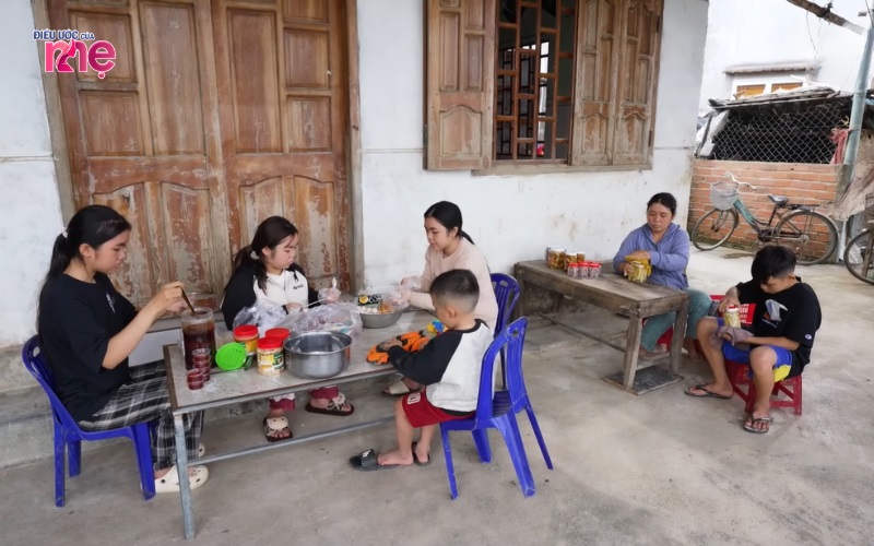 Một cuộc sống thiếu thốn và vất vả của gia đình chị Thanh Xuân