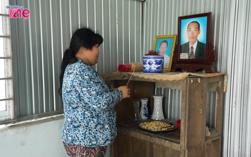 Sống cùng nhau chưa được bao lâu thì chồng mất, để lại chị gồng gánh nuôi các con của chồng