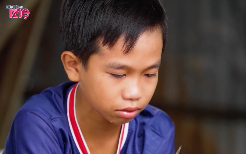 Bé Mẫn bật khóc và lo sợ mẹ sẽ bỏ đi để lại hai anh em 