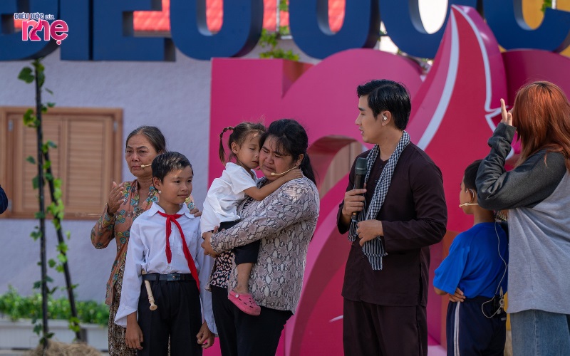 Một sự kết nối ngẫu nhiên giữa hai gia đình nhưng lại khiến cả trường quay nghẹn ngào, xúc động 