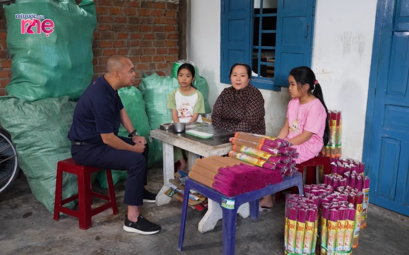 Chị Thanh vừa là mẹ vừa là ba nuôi dưỡng hai đứa cháu 