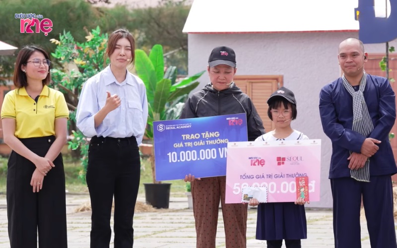 Những phần quà giá trị được trao gửi đến gia đình em