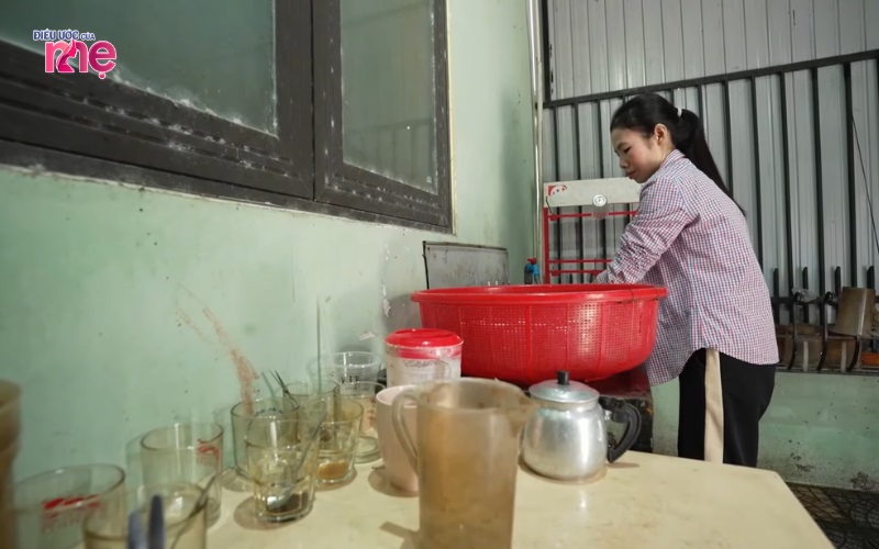 Chị làm mọi việc, không quãng khó nhọc để kiếm tiền trang trải cho cuộc sống