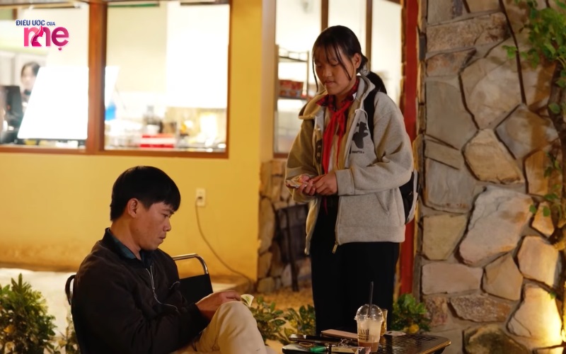 Hằng ngày sau tan học em len lỏi khắp nơi để bán vé số kiếm sống