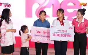 Gia đình chị nhận được nhiều phần quà giá trị sau khi tham gia chương trình