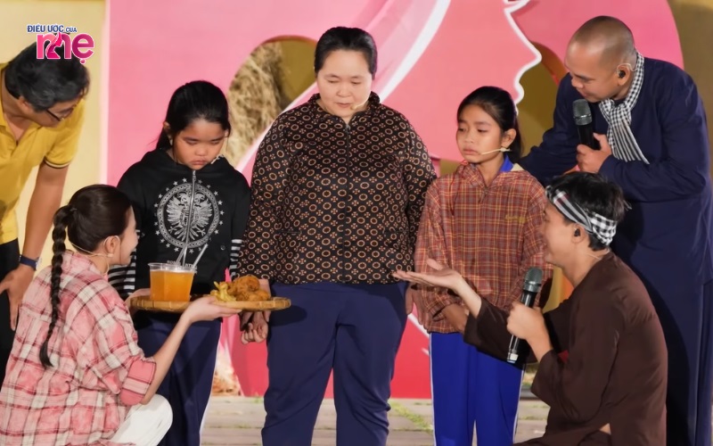 Một món quà được chương trình chuẩn bị dành tặng cho hai bé 