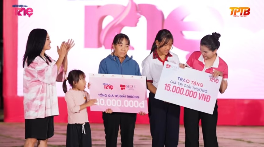 Gia đình chị Thủy nhận được 55 triệu cùng nhiều phần tài trợ khác đến từ ca sĩ Lâm Hùng, Phương Thanh, mạnh thường quân