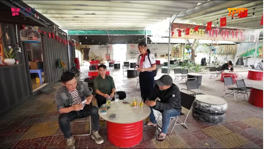 Bé Châu con chị Thủy thay mẹ bán vé số mỗi ngày sau khi tan học để kiếm tiền ăn học 