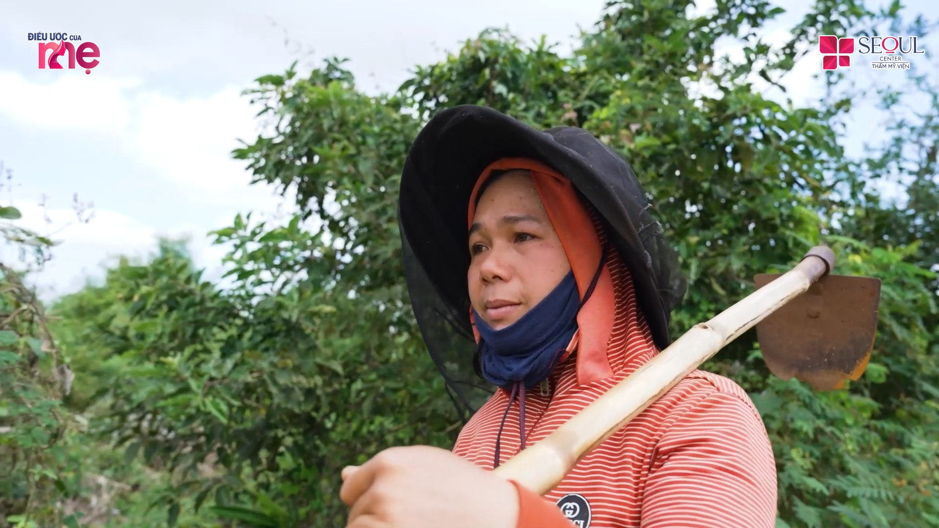 Chị Quân làm nhiều công việc nặng nhọc để nuôi lớn con chị cùng các con của người chị ruột ăn học đàng hoàng 