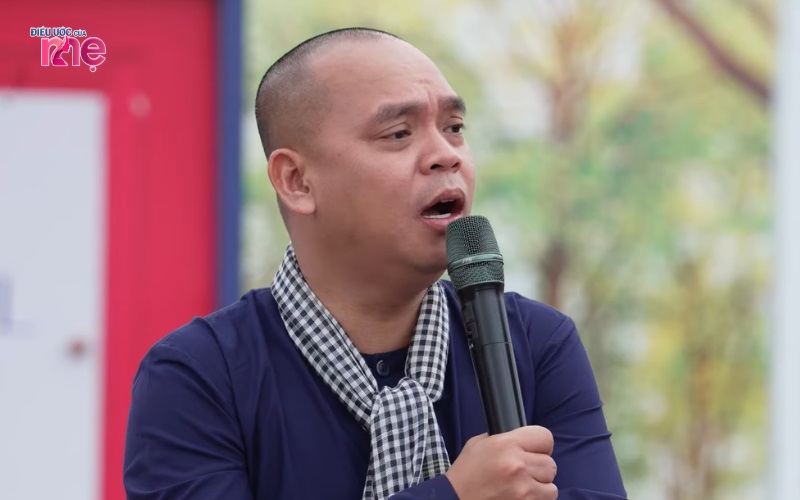 Anh Bình không khỏi xúc động khi thấy được sự chăm chỉ và ham học của bé Trâm