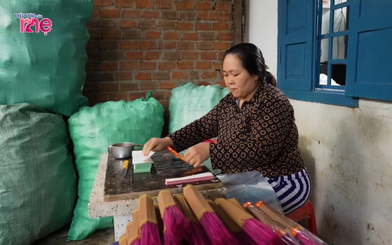 Hằng ngày chị cặm cụi bó từng bó nhang để kiếm tiền trang trải cuộc sống