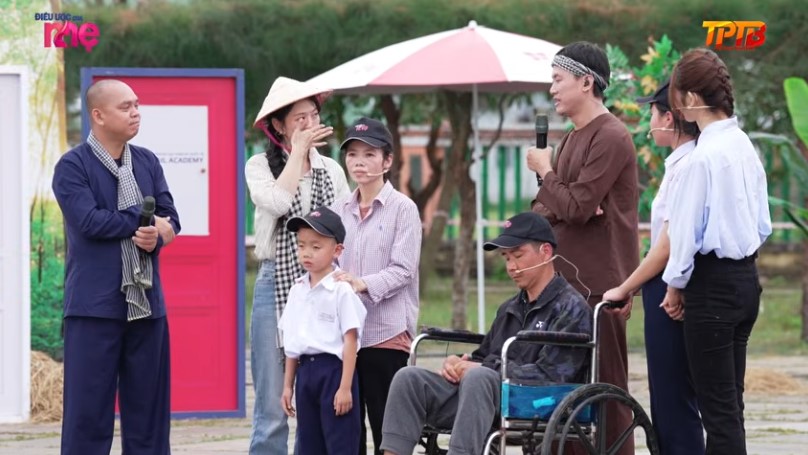 MC Lê Bống nghẹn ngào đồng cảm với hoàn cảnh gia đình chị Thoa, anh Phụng, đồng thời dành lời khuyên về định hướng nghề nghiệp cho bé Bích Trâm