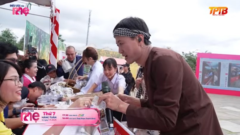 MC Quách Ngọc Tuyên cũng xông pha bán phụ gia đình chị Thoa, bé Bích Trâm