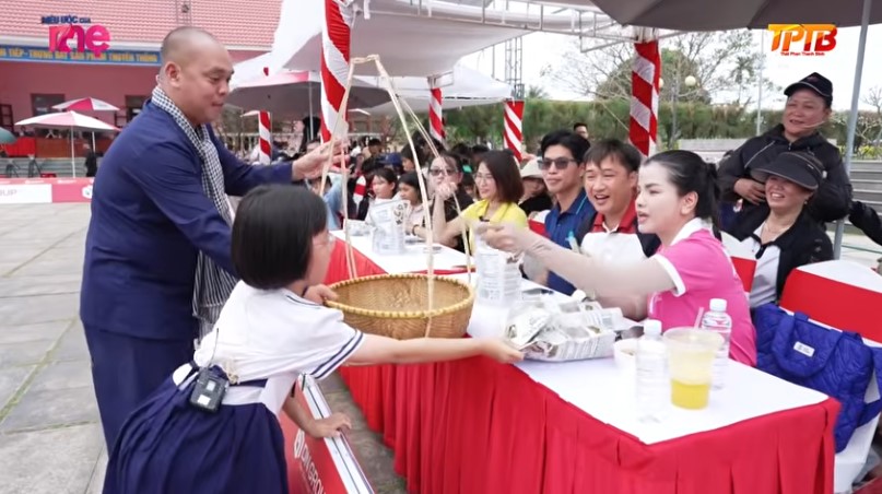Nhà kết nối - Nhà sản xuất Thái Phan Thanh Bình cùng bé Linh Nhi nỗ lực hết mình để bán hàng, giành lấy phần thưởng lớn
