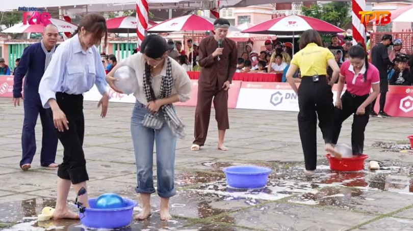 Hai khách mời Lê Bống - Bùi Lý Thiên Hương và hai đại diện nhà tài trợ Seoul Center - Seoul Academy chơi rất hết mình trong vòng thi thử thách