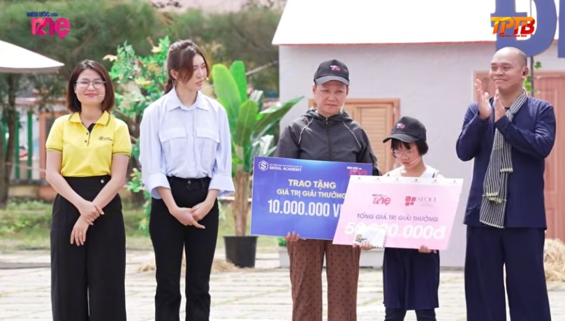 Gia đình bé Linh Nhi nhận được phần thưởng hơn 68 triệu đến từ chương trình, nhà đồng hành Seoul Academy, hai khách mời 