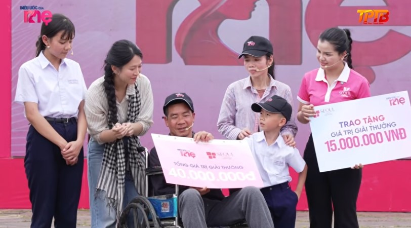 Gia đình chị Thoa, anh Phụng nhận được phần thưởng hơn 65 triệu đến từ chương trình, nhà tài trợ Seoul Center và hai khách mời