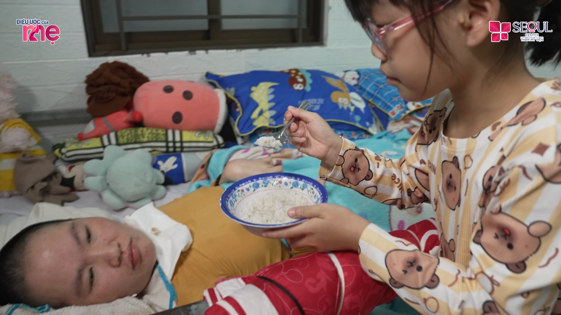 Mẹ của bé Linh Nhi là chị Sương gặp biến cố gia đình, lâm bệnh nặng, nằm bất động, gánh nặng gia đình giờ đây đổ dồn hết lên vai ông bà ngoại bé Linh