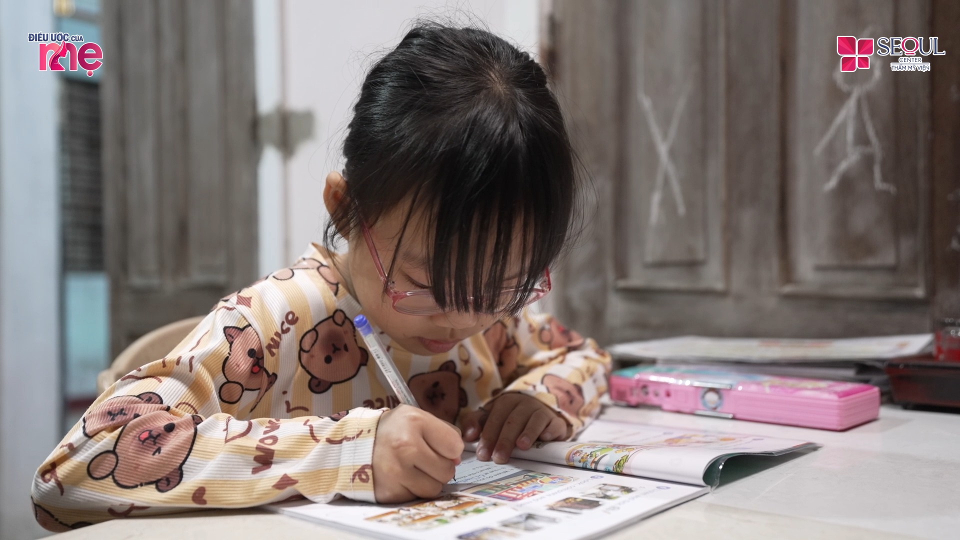 Linh Nhi học hành rất chăm chỉ với mong muốn nhanh lớn kiếm tiền nuôi mẹ và bà