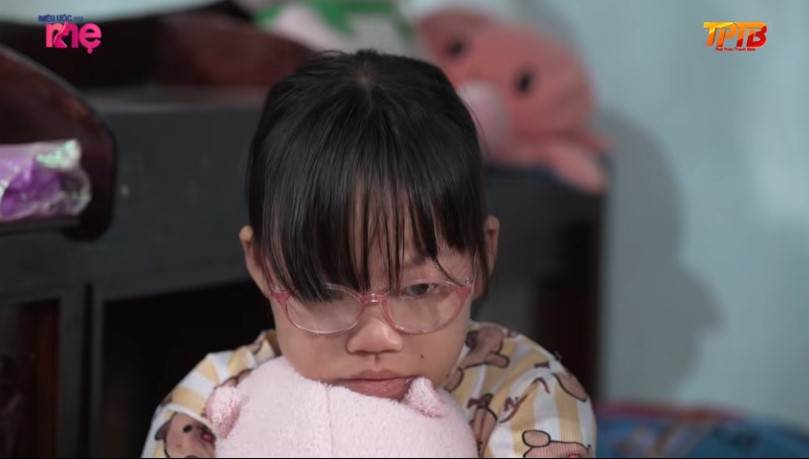 Bé Linh Nhi dù còn nhỏ tuổi nhưng rất hiểu chuyện, lúc cô bé khóc cô bé nhất quyết không để mẹ thấy 