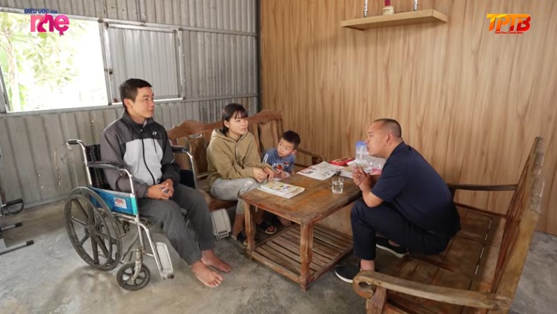 Anh Phụng bị liệt tủy, mất đi khả năng lao động, mọi sinh hoạt đều nhờ vào con gái, điều này khiến anh suy sụp tinh thần