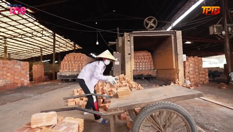 Gánh trên vai trách nhiệm trụ cột gia đình, mỗi ngày chị Thoa làm không nghỉ tay đến tối khuya để có tiền lo cho chồng chữa bệnh, cho con ăn học