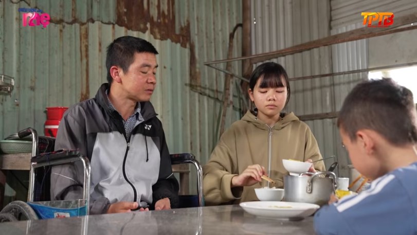 Bé Bích Trâm rất hiểu chuyện, phụ mẹ lo cơm nước cho ba và em mỗi khi mẹ vắng nhà, ước mơ của cô bé là làm điều dưỡng cứu người, phụ giúp cha mẹ