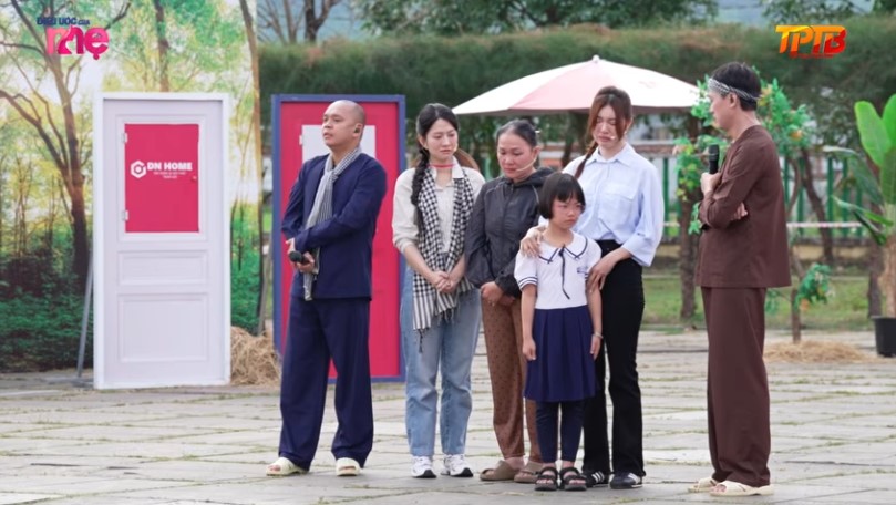 Á hậu Bùi Lý Thiên Hương khóc nấc khi chia sẻ và đồng cảm về hoàn cảnh của gia đình bé Linh Nhi 