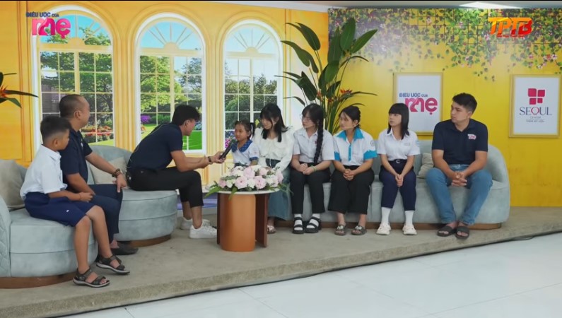 7 bạn nhỏ là nhân vật của 6 gia đình mà chương trình đã giúp đỡ ở mùa 1 đã quay lại chương trình với một diện mạo tươi sắc hơn