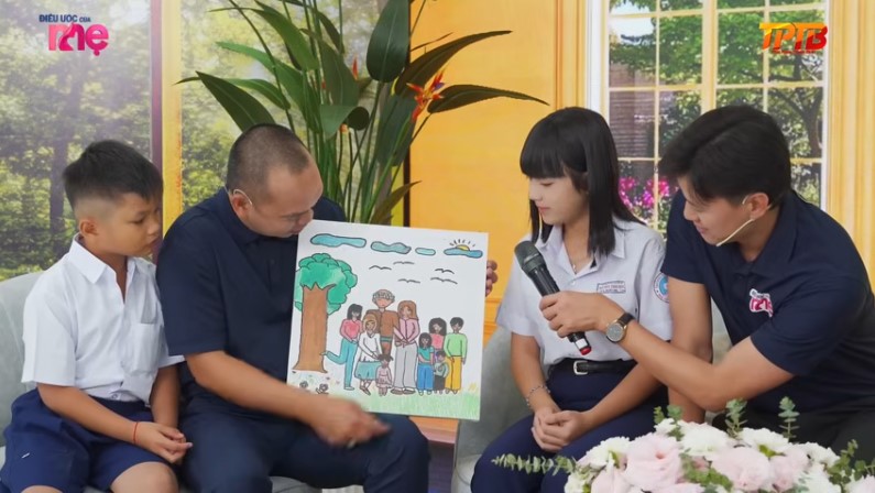 Bức tranh gia đình do chính các em nhỏ vẽ tặng anh Thái Phan Thanh Bình