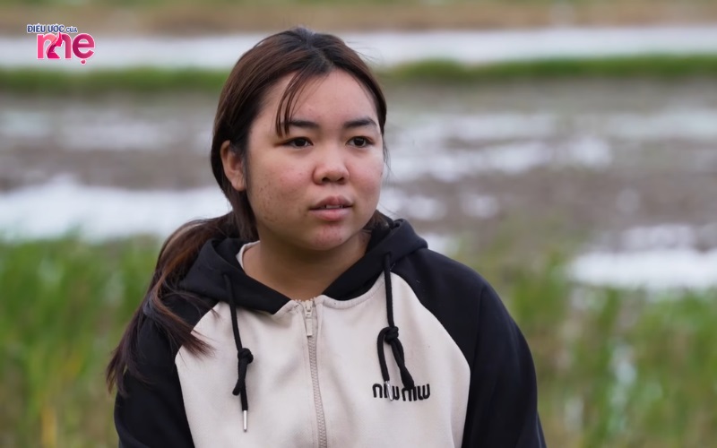 Con gái lớn của chị - bé Vân phải nghỉ học từ sớm để phụ mẹ kiếm tiền