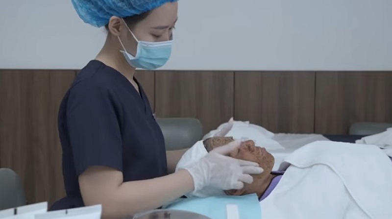Chị Nhi được sử dụng dịch vụ chăm sóc da tại Seoul Center  cực thư giãn và thoải mái
