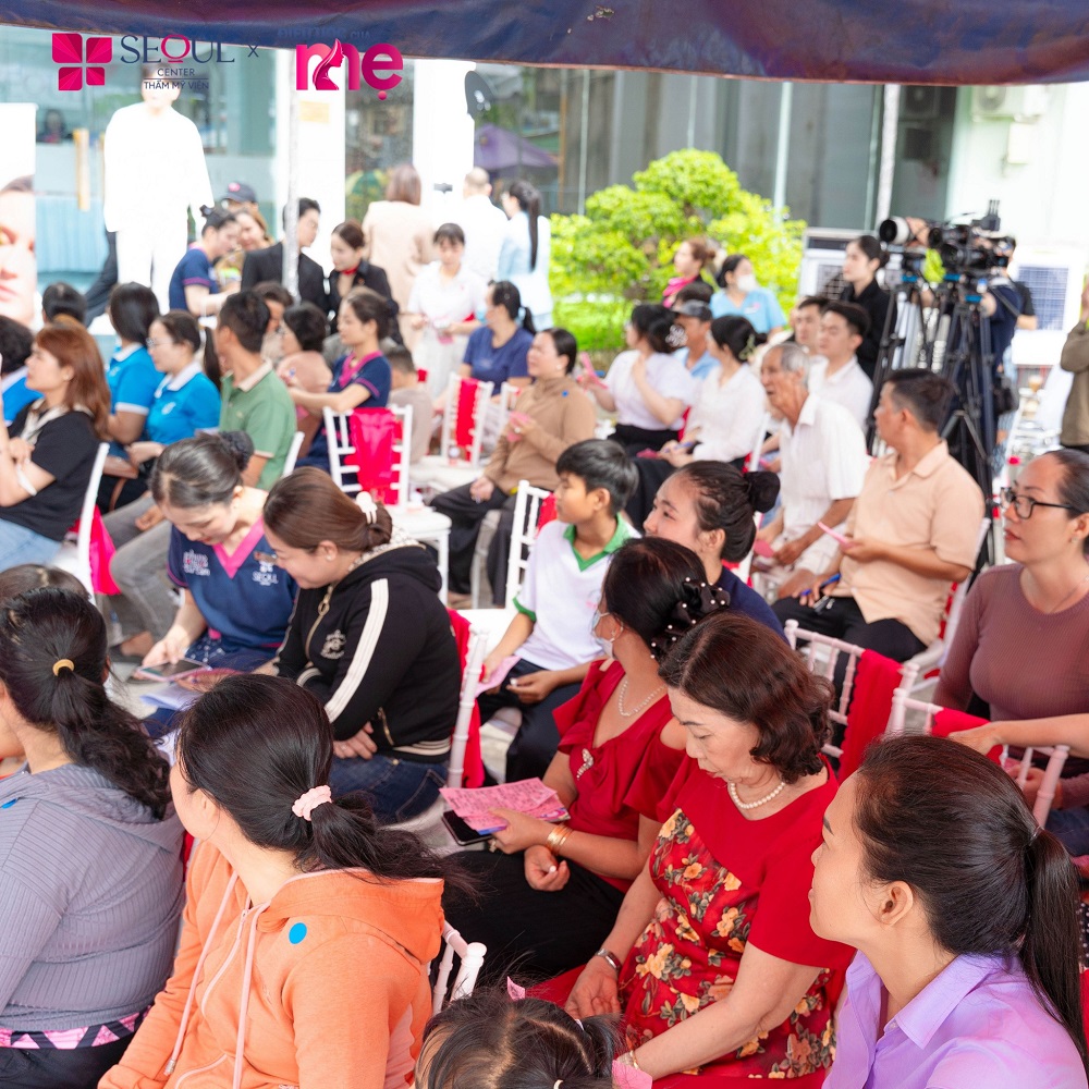 Khán giả đã đến từ sớm để tham dự chương trình, lấp đầy các hàng ghế tại Seoul Center Bạc Liêu