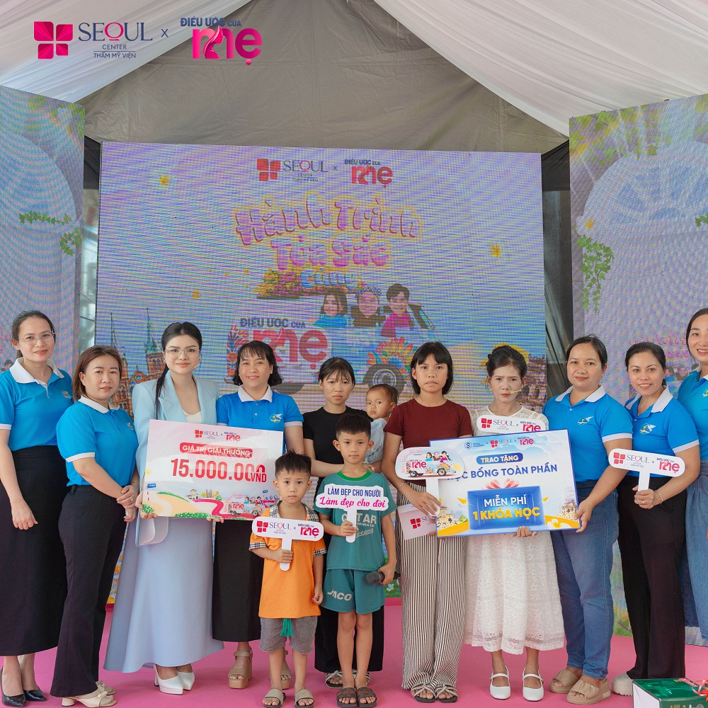 Chương trình trao tặng gia đình chị Nhi 15 triệu, đặc biệt con gái lớn của chị được trao học bổng toàn phần giúp gia đình vực dậy khó khăn 