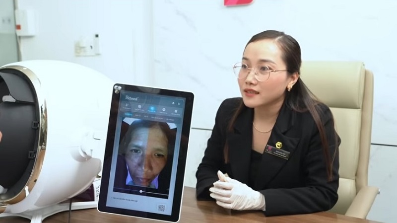 Chuyên gia phân tích tình trạng da và tư vấn dịch vụ làm đẹp cho chị Nhi sau khi soi da 