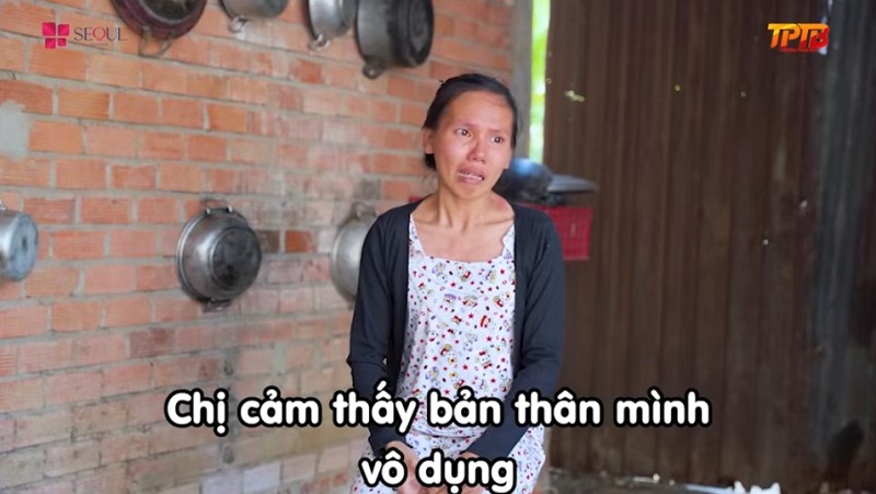 Chị Thúy không chỉ đau đớn vì cuộc hôn nhân đầy đau đớn mà chị còn luôn cảm thấy bản thân vô dụng, bất lực khi không lo được cho mẹ và con