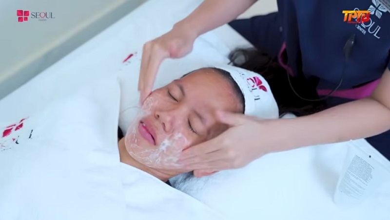 Chị Thúy được trải nghiệm dịch vụ chăm sóc da không kim Infusion tại Seoul Center
