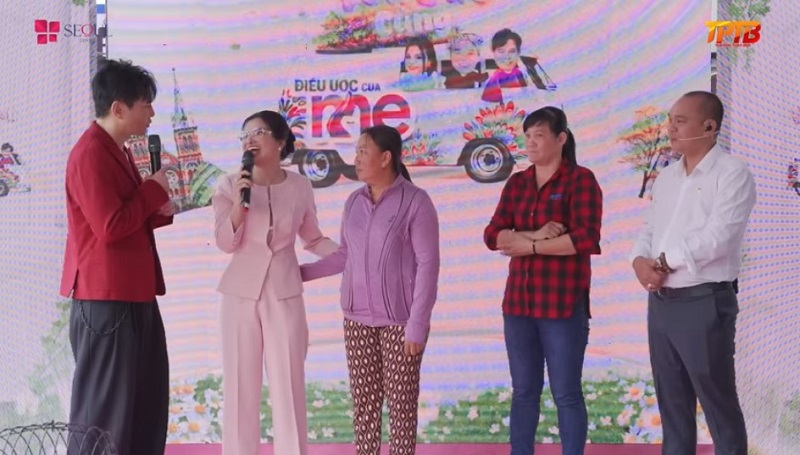 Đầu tiên chương trình đã tặng 2 người mẹ có hoàn cảnh khó khăn 1 liệu trình làm đẹp phù hợp với tình trạng da và trao tặng thêm một khoảng tiền mặt 