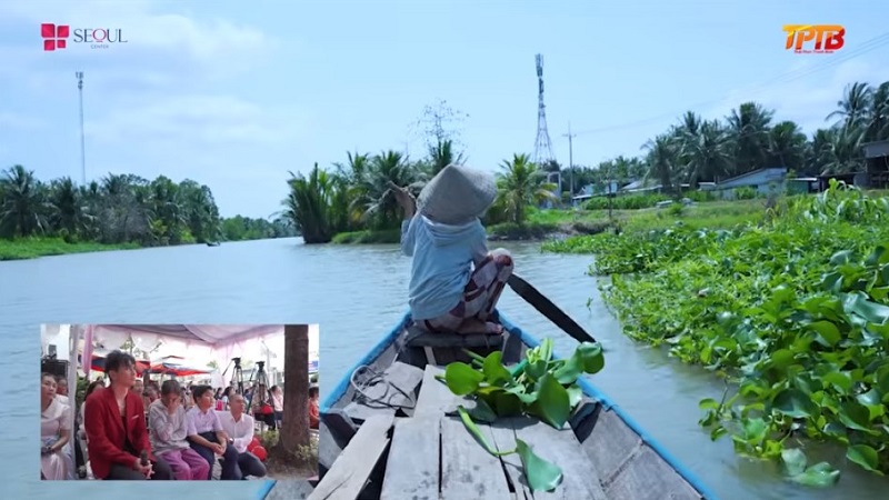 Gia đình chị Thúy sống dựa vào nghề đan lục bình, mỗi ngày mẹ chị đều phải chèo thuyền đi hái lục bình rất vất vả