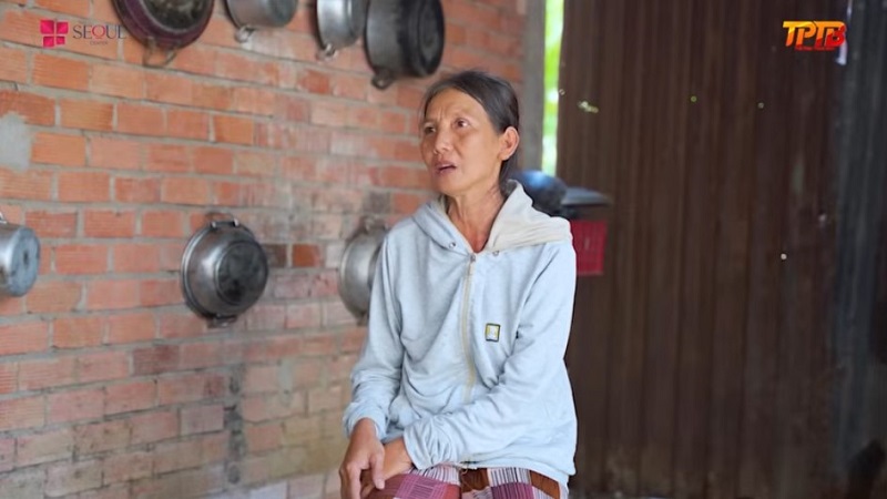 Mẹ của chị Thúy là cô Lan xót xa kể lại câu chuyện của đứa con gái bị mẹ chồng đòi lại vàng cưới 