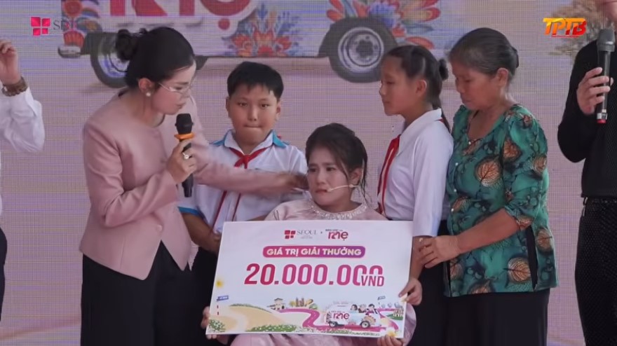 Ngoài làm đẹp miễn phí, chị Nương còn được trao tặng 20 triệu để cải thiện cuộc sống, mở ra một tương lai tươi sáng hơn cho gia đình chị