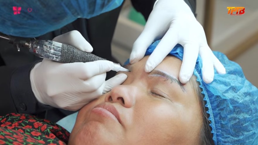 Chị Bích Hạnh được trải nghiệm dịch vụ phun mày phong thủy với mong muốn sẽ gặp nhiều may mắn, làm ăn tốt hơn