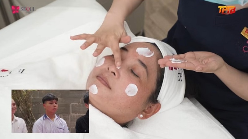 Chị Banh được sử dụng dịch vụ AI Review hoàn toàn miễn phí giúp khắc phục tình trạng nám và phục hồi làn da khỏe khoắn hơn