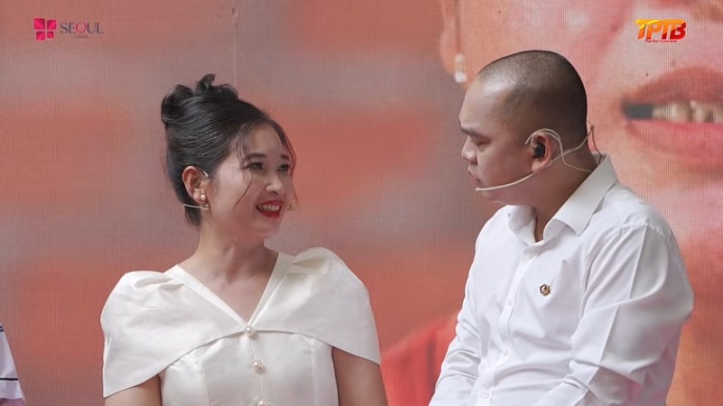 Chị Banh nở nụ cười hạnh phúc khi nhìn thấy diện mạo của mình có sự thay đổi rõ rệt